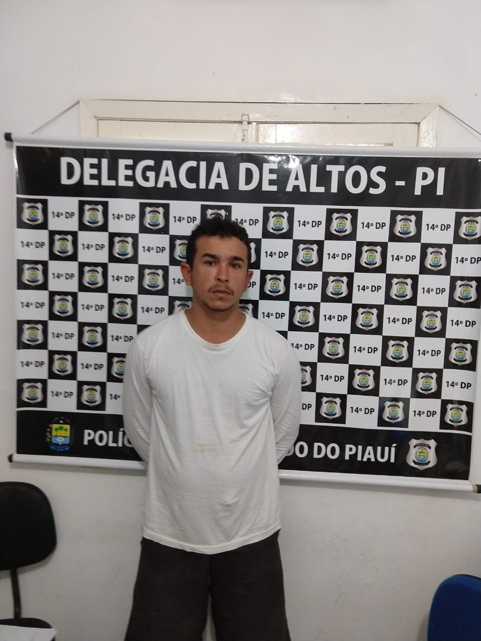 Homem é preso com drogas, armas e peças de moto furtada