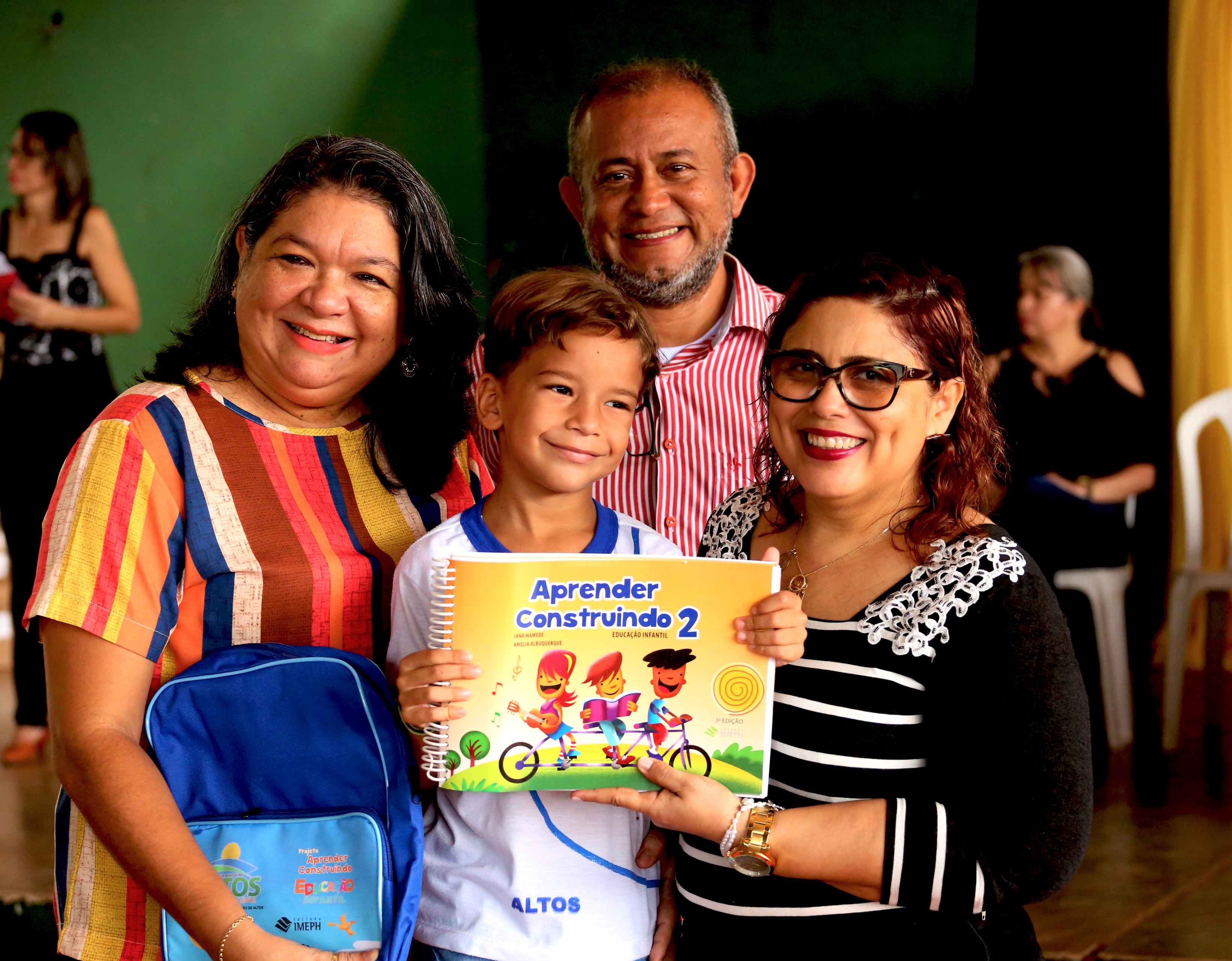 1700 alunos da Educação Infantil de Altos recebem kits escolares