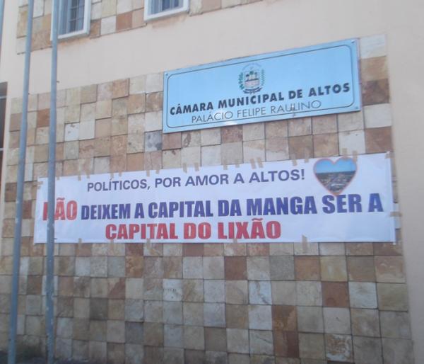 População protesta contra implantação de lixão em Altos