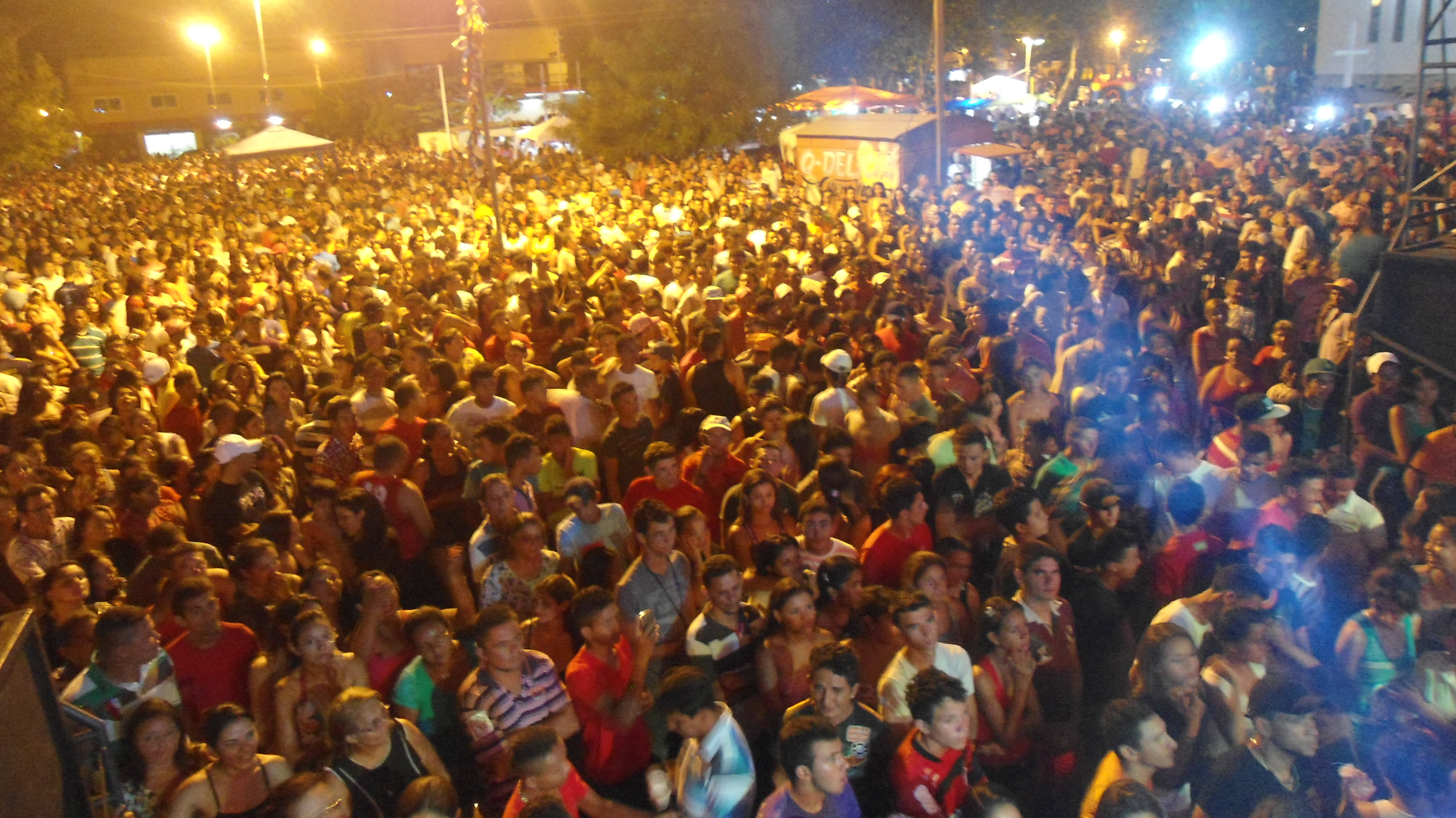 Festa da Vitória: milhares de pessoas lotam Calçadão Municipal no Aniversário de Altos