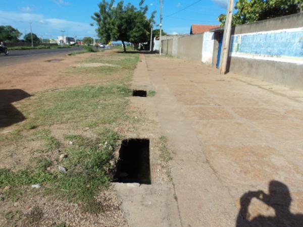 Buraco em frente à escola municipal provoca mais um acidente