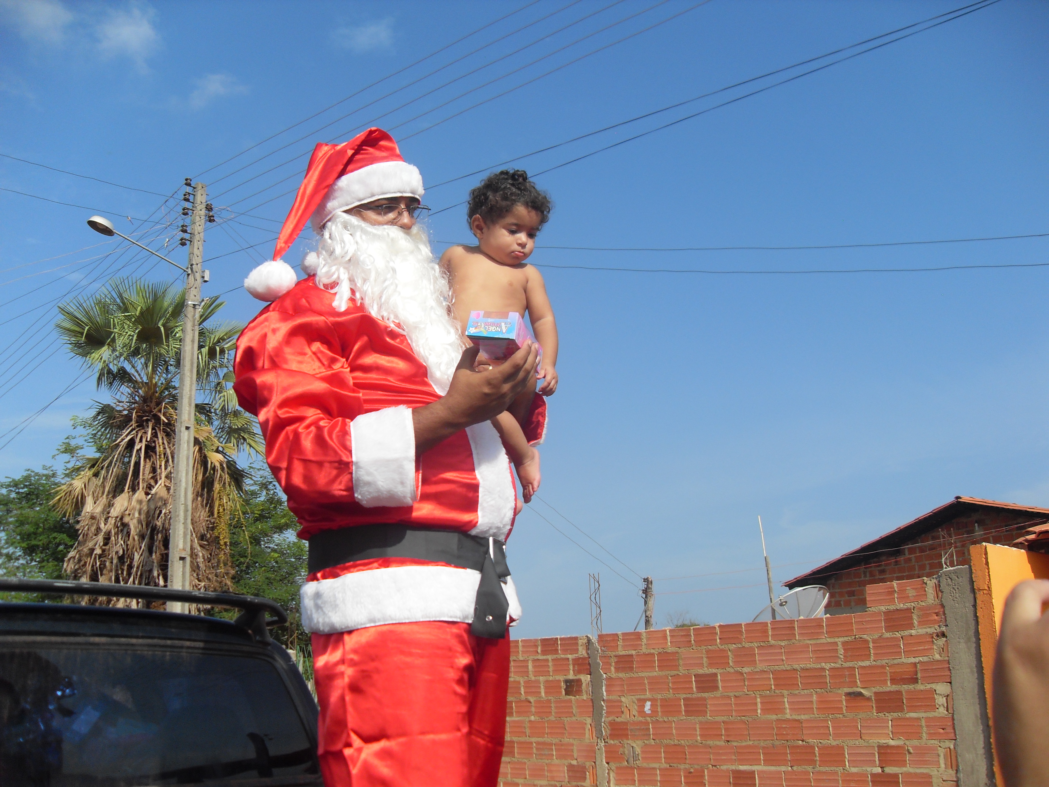 Natal Solidário: Papai Noel distribui presentes para crianças carentes de Altos