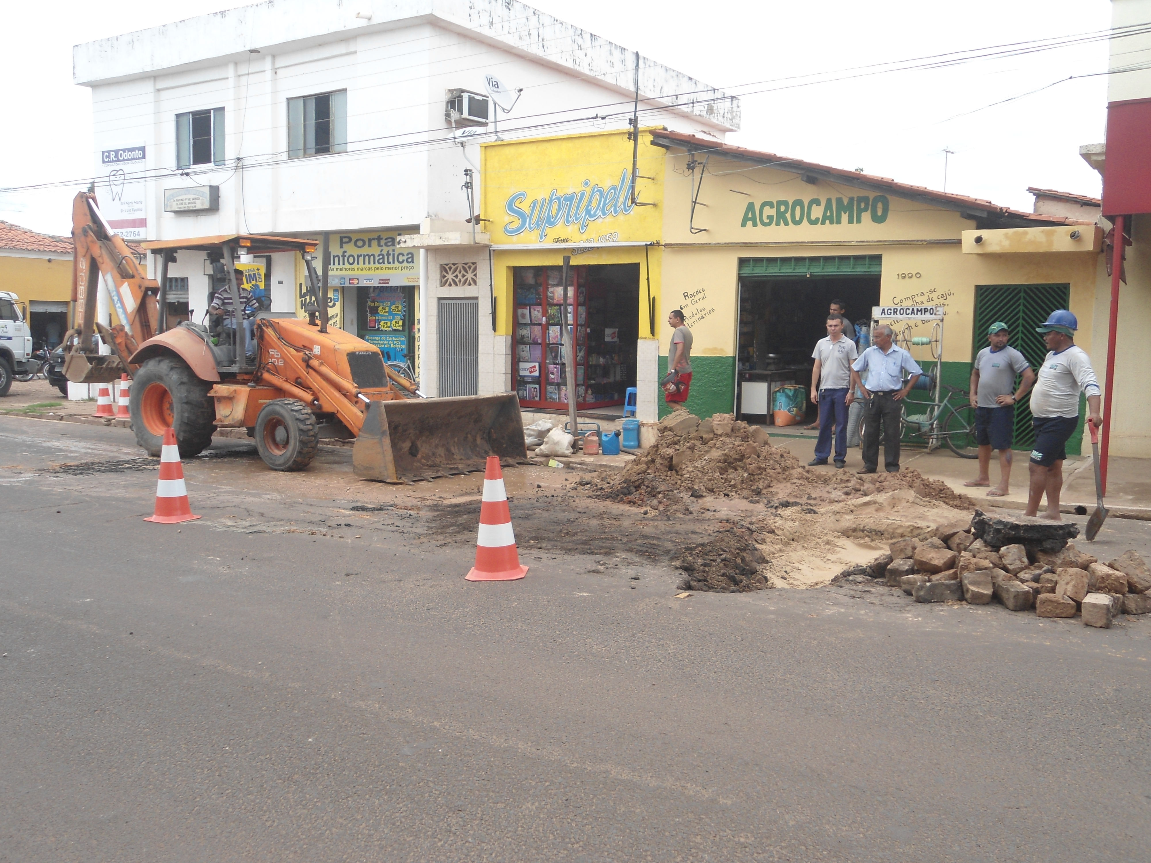 Agepisa realiza reparo em cano no centro da cidade