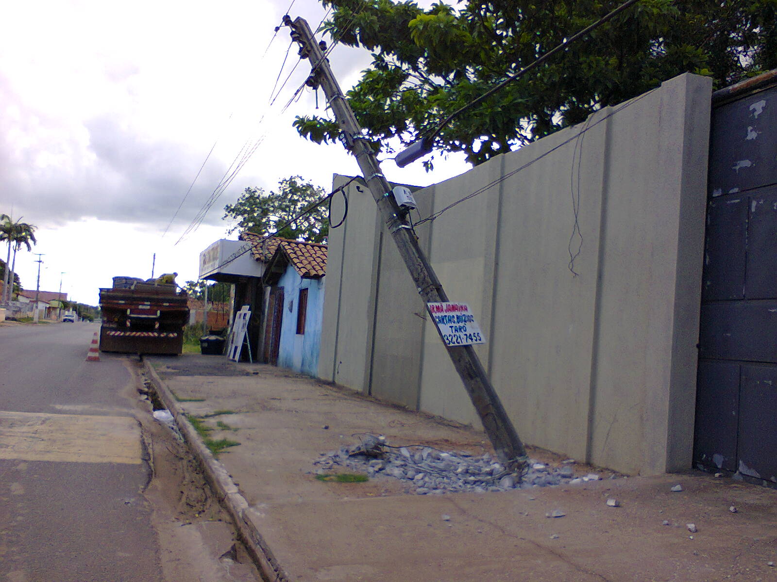 Caçamba colide com poste no centro de Altos e fornecimento de energia elétrica é interrompido por várias horas