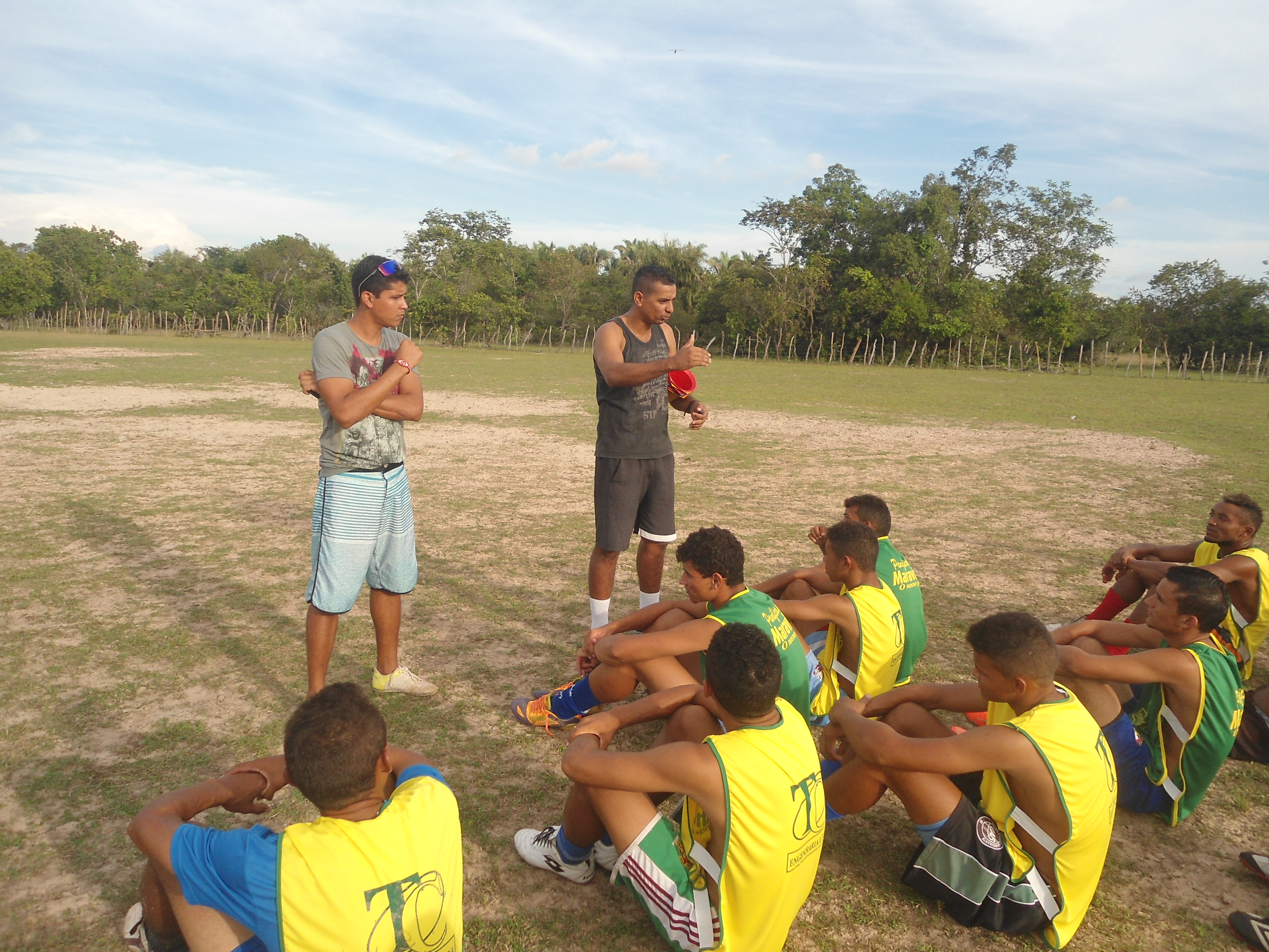 Seleção altoense treina no campo do Bom Passar, zona rural de município