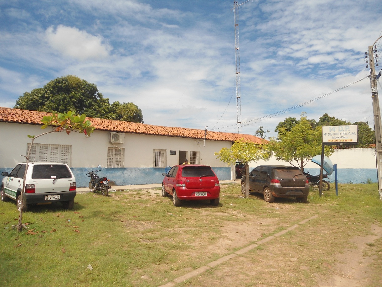 Após perseguição policial, dupla é presa acusada de invadir residência no Bairro Ciana 