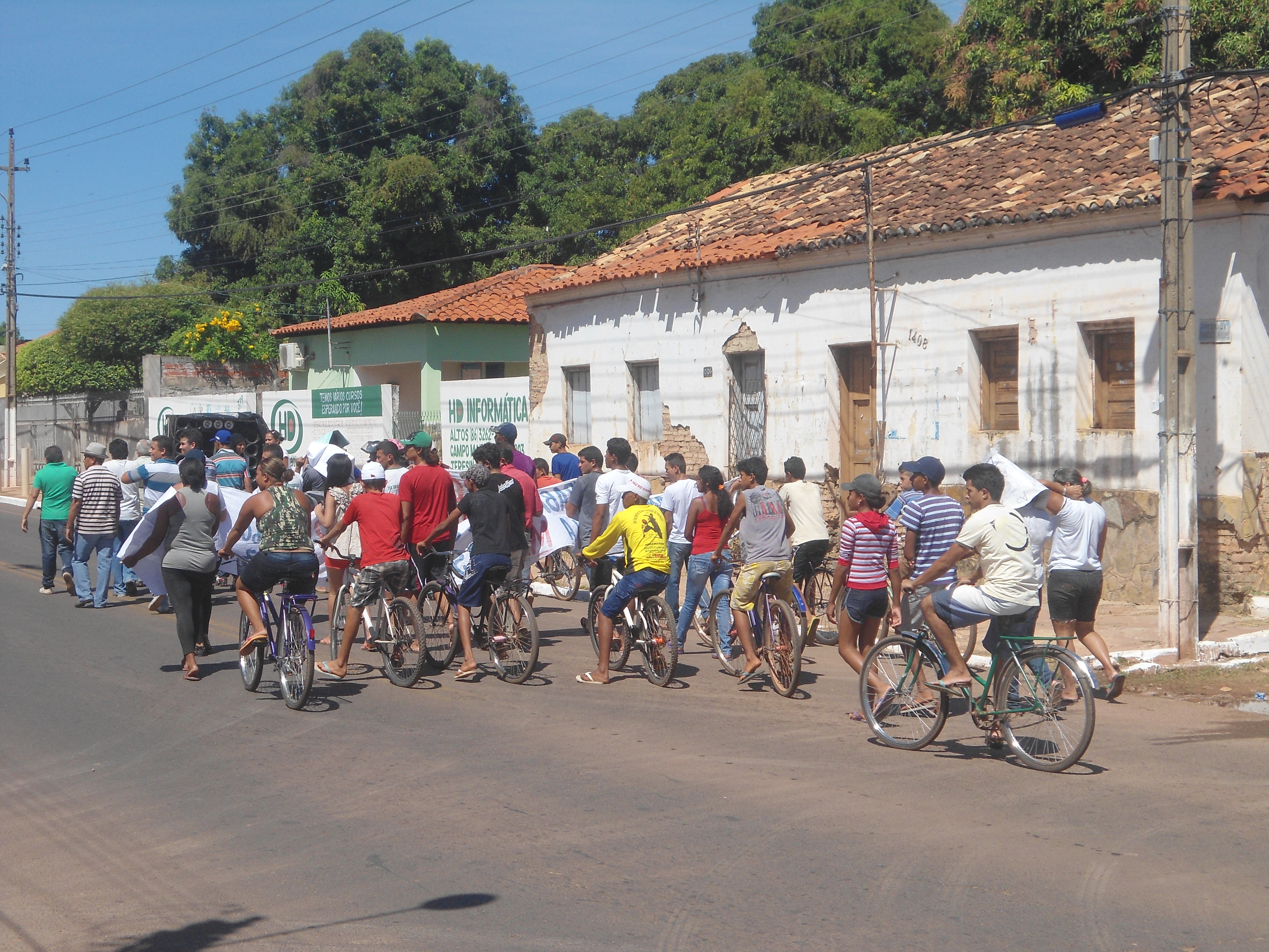 Estudantes e trabalhadores liberam rodovia e voltam a manifestar no final da tarde, no centro de Altos