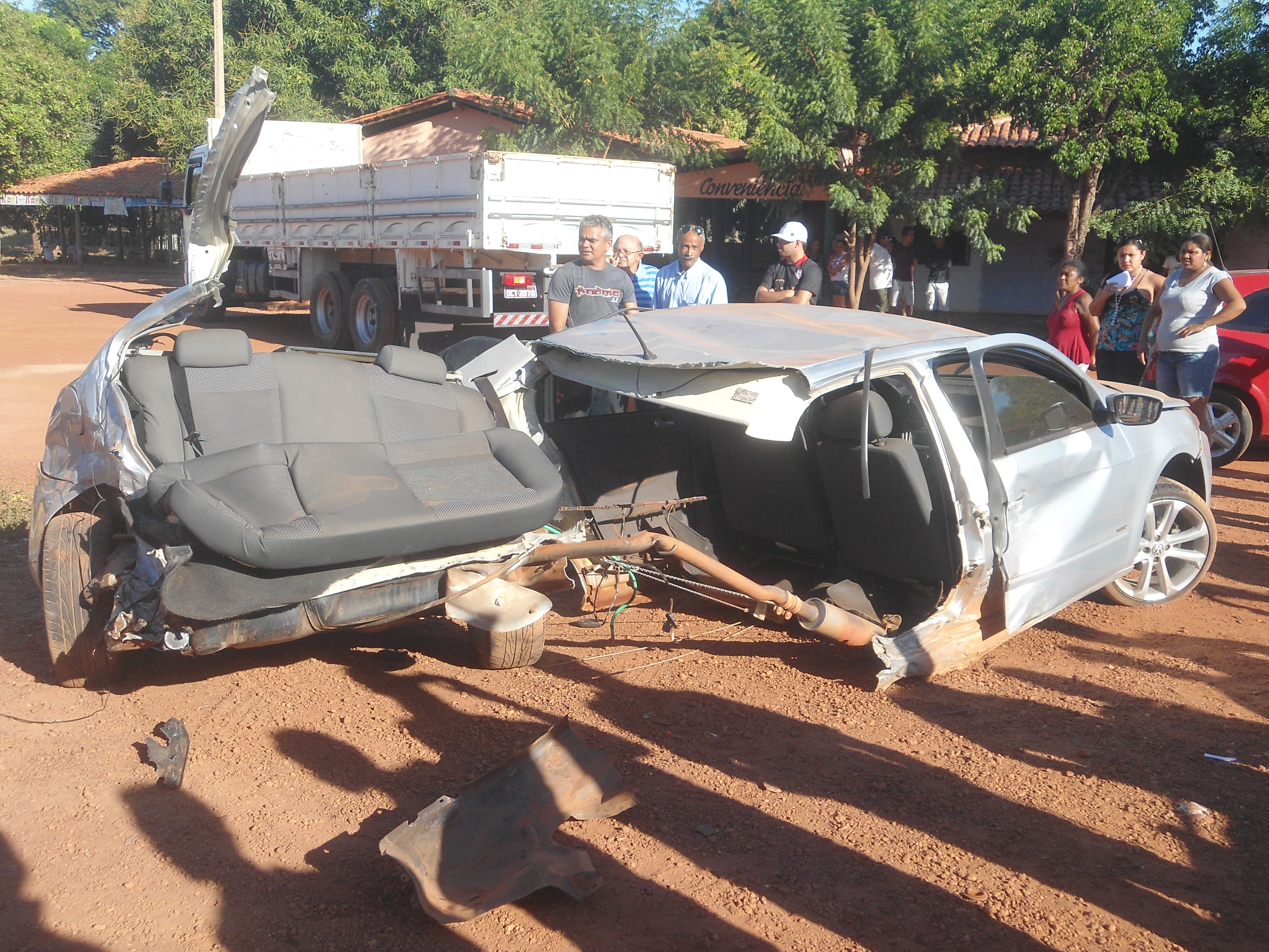 Acidente parte carro ao meio na BR 343, em Altos