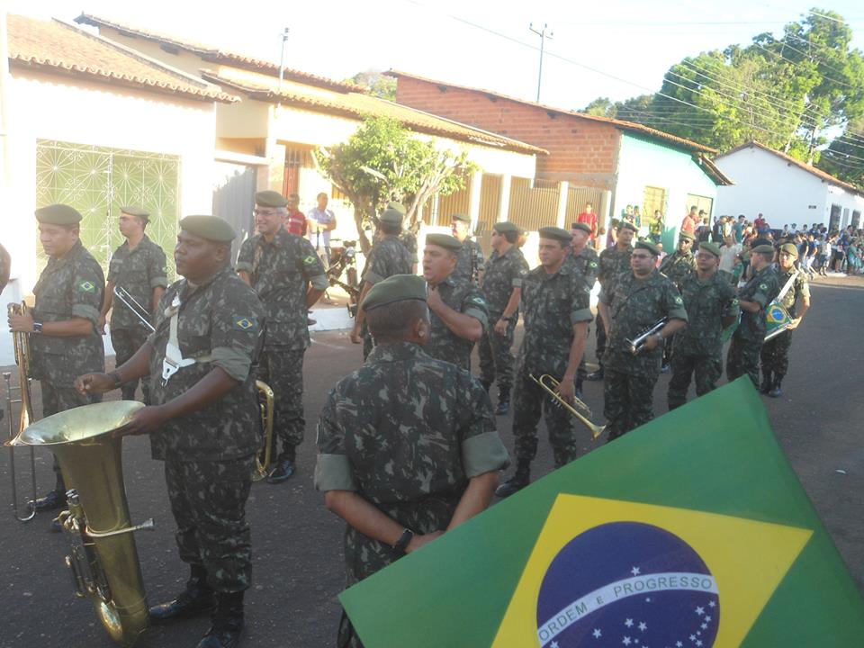 Milhares de pessoas acompanham o desfile de 7 de Setembro em Altos