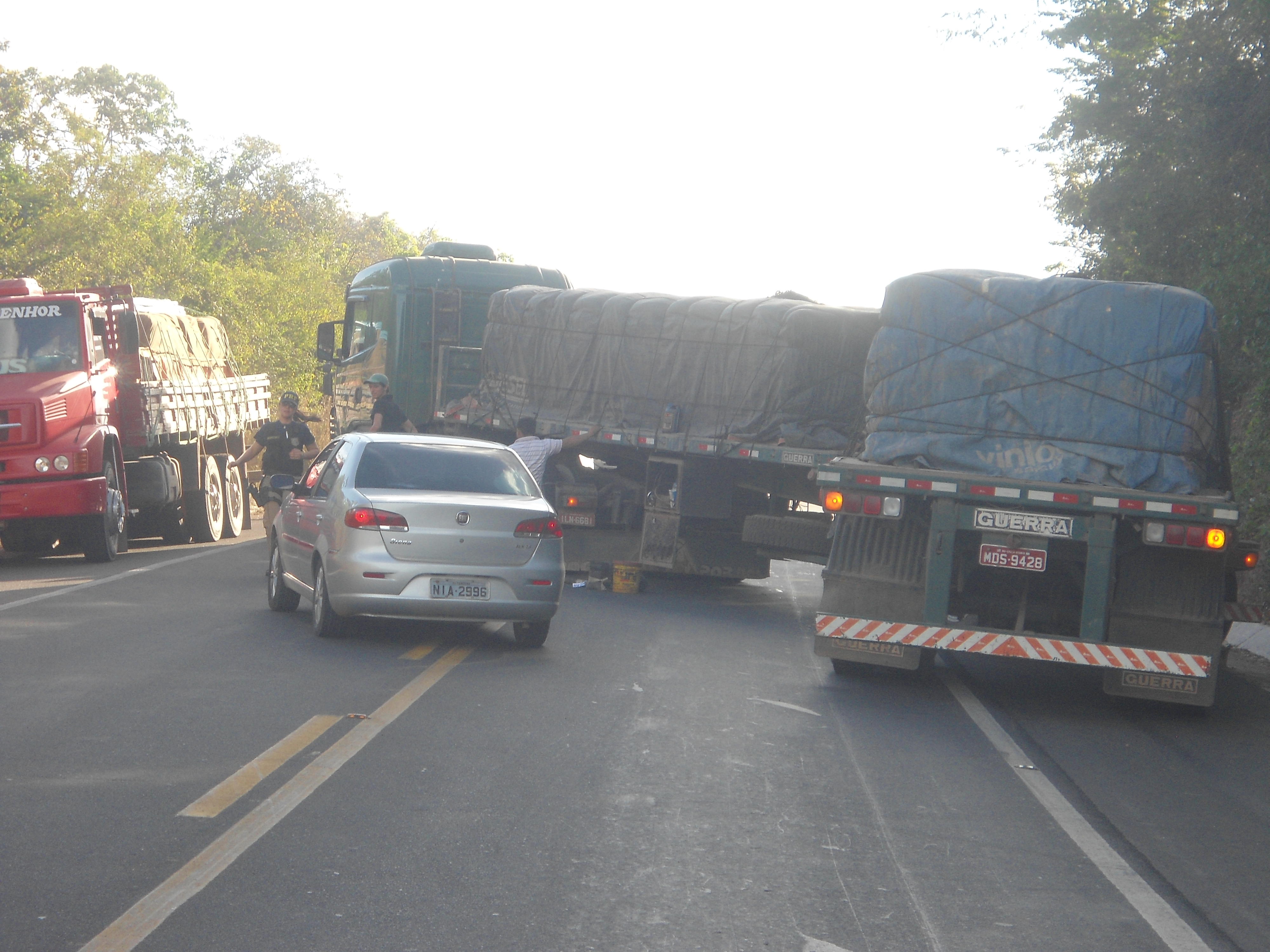 Carreta quebra em plena subida e provoca congestionamento na BR 343, em Altos