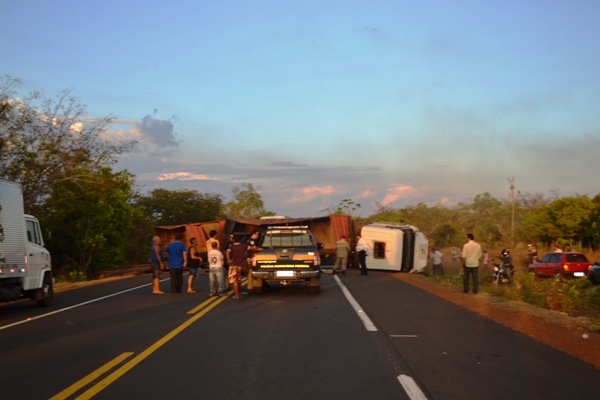 Carreta com ferro vira e fecha BR entre Altos e Campo Maior