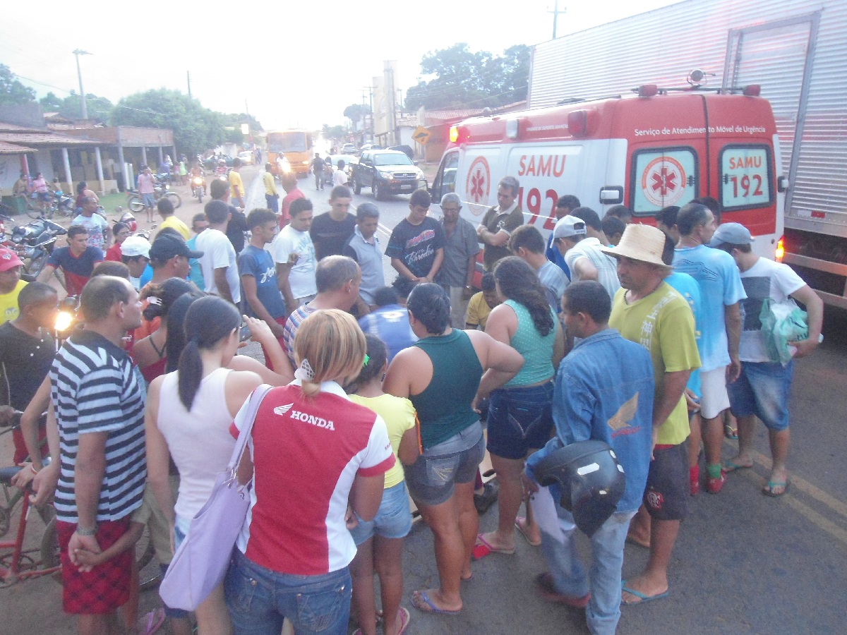 Motociclista colide com caminhão e fica gravemente ferido