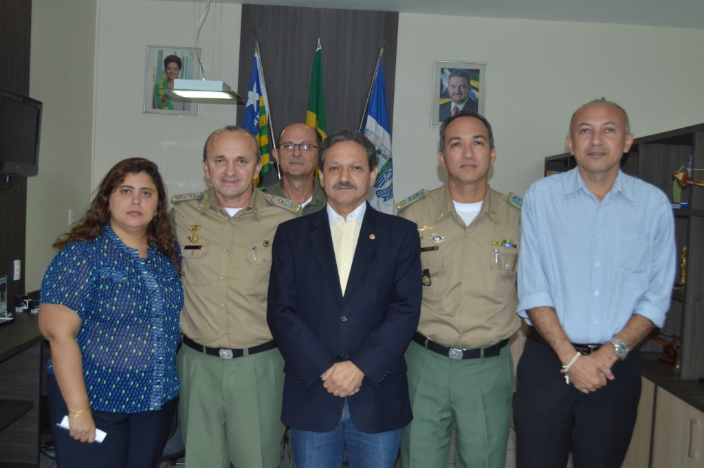 Prefeita de Altos discute melhorias na segurança pública do município com comando geral da Polícia Militar