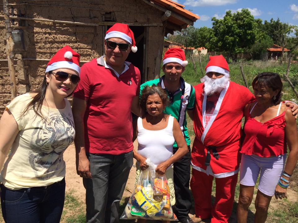 Campanha “Um Natal mais feliz”: Secretaria de Saúde doa cestas básicas, roupas e brinquedos para famílias carentes do município