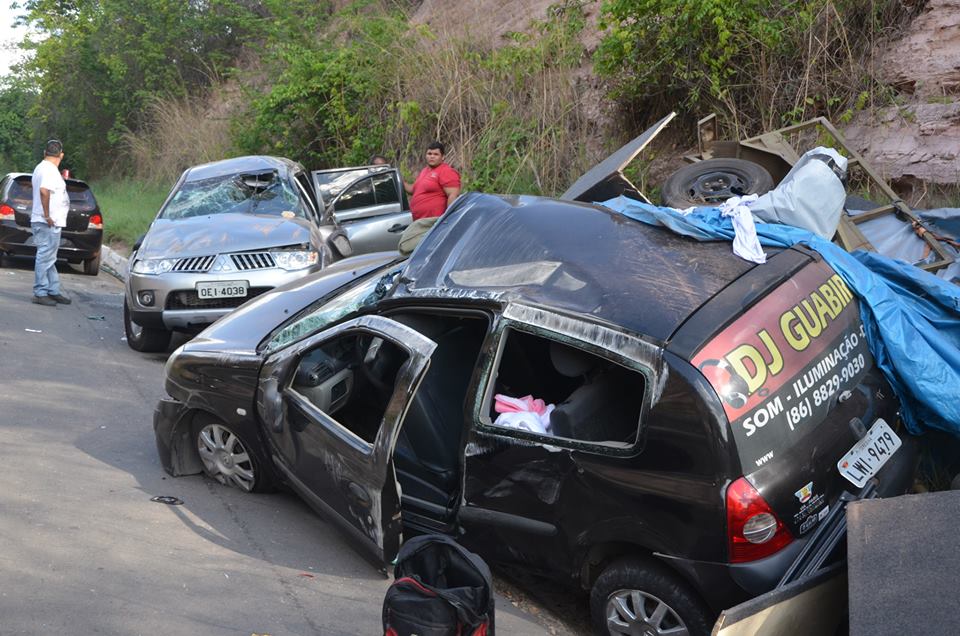 Dois carros capotam em acidente na BR 343, em Altos