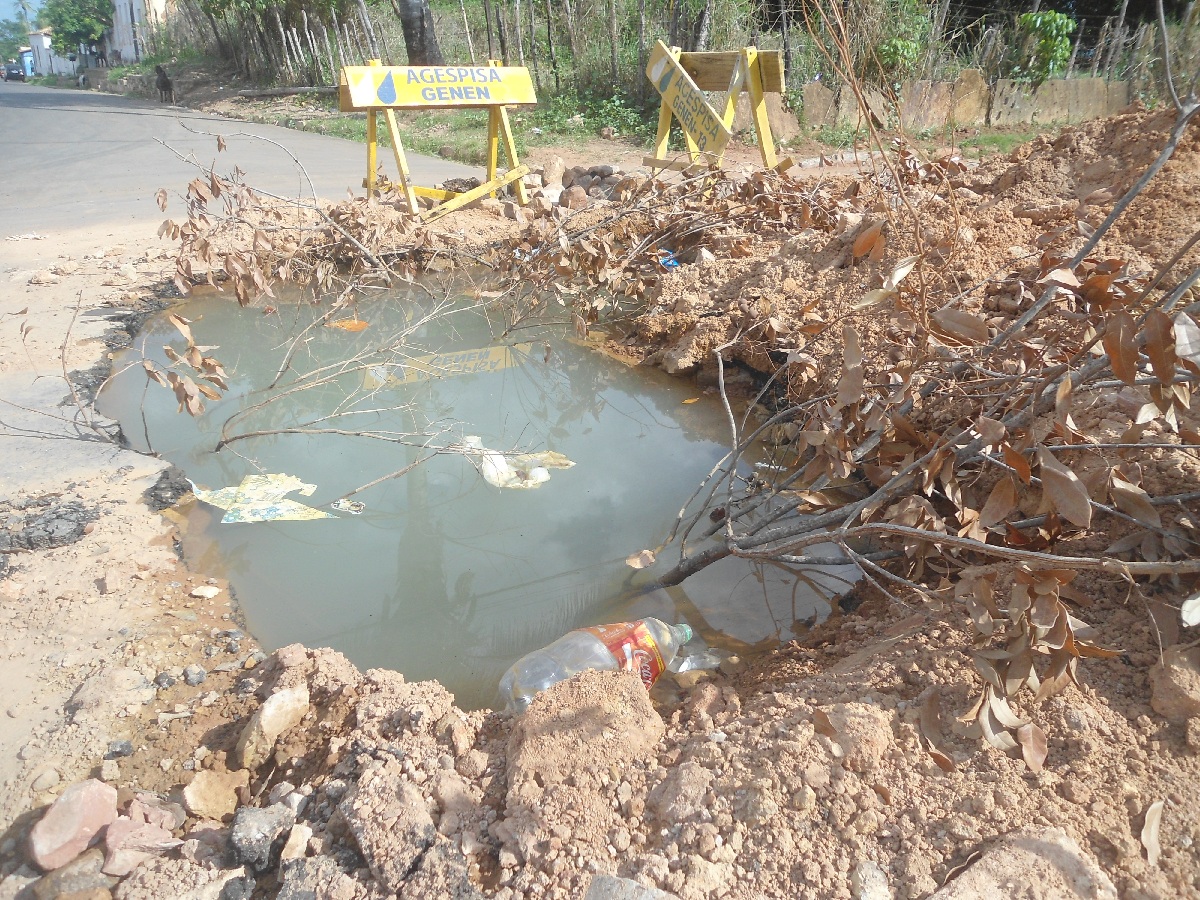 Obra inacabada da Agespisa causa transtornos no centro de Altos